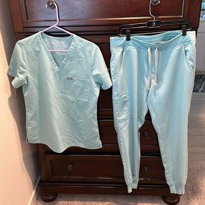 Figs set- m top, large regular jogger bottom